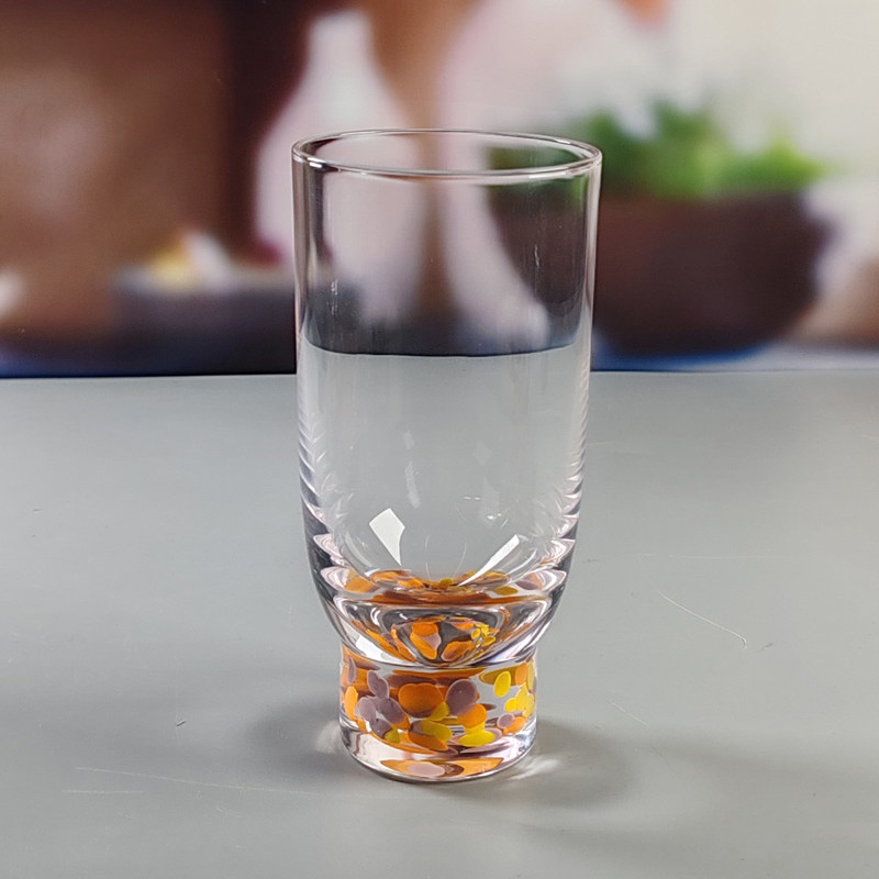 गुणवत्ता Handmade Modern Design Colorful Cocktail Drinking Glasses Custom Confetti Beverage Highball Glass फैक्टरी