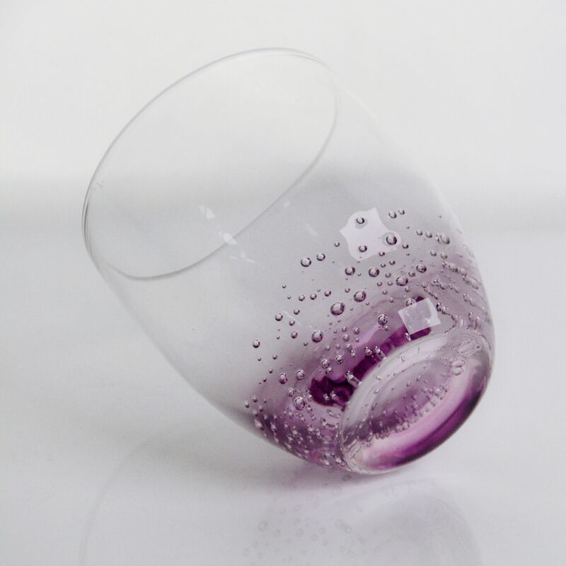 गुणवत्ता Crystal Wine Glass handblown with subtle trapped bubbles and a soft lavender to clear gradient combining beauty and durability फैक्टरी
