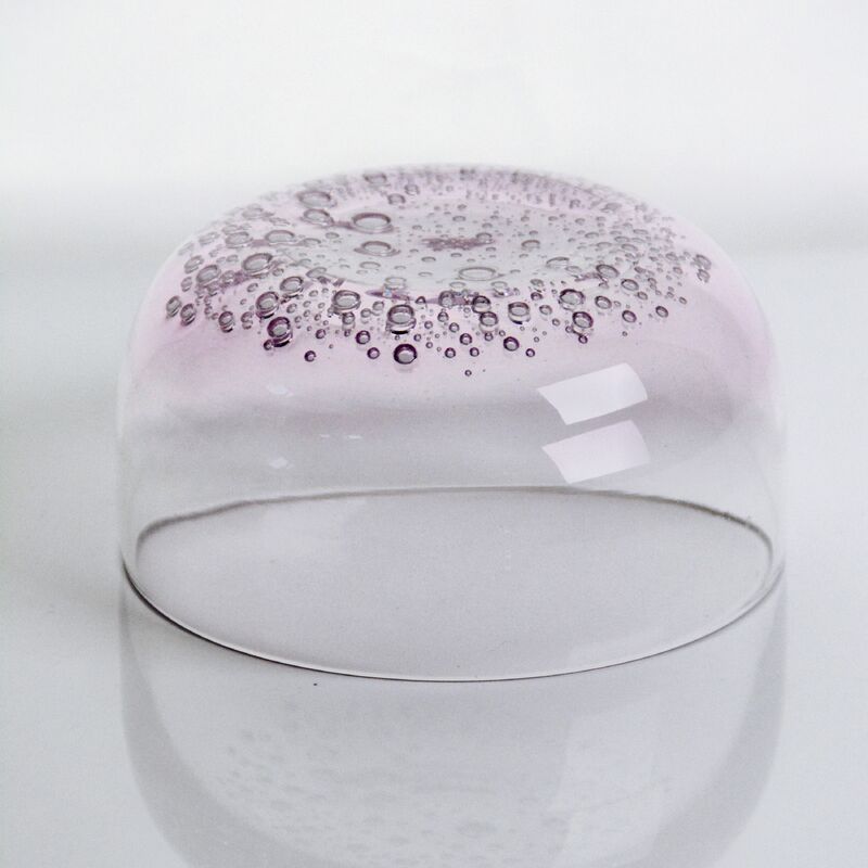 गुणवत्ता Crystal Wine Glass handblown with subtle trapped bubbles and a soft lavender to clear gradient combining beauty and durability फैक्टरी