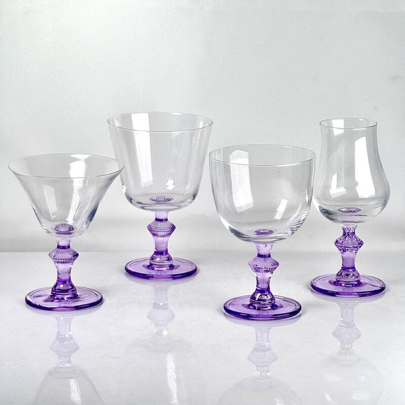 गुणवत्ता 4‑Pack Vintage Purple Stem Wine Glasses, Assorted Shapes Clear Cup with Decorative Purple Stem, Handblown Glass Goblets for Wedding Party Home Tabletop Decoration फैक्टरी
