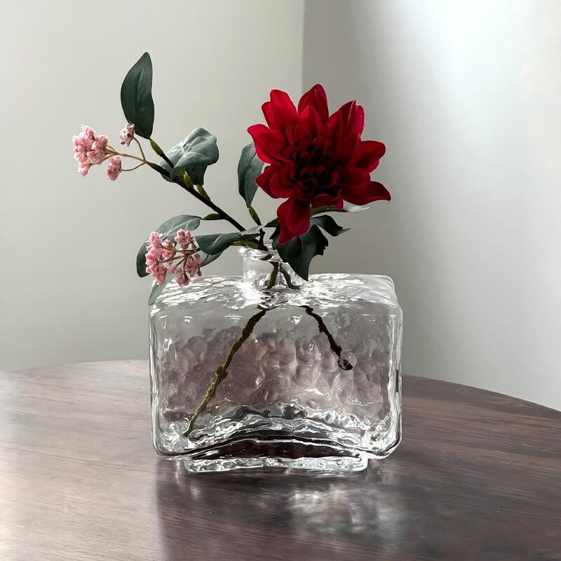 गुणवत्ता Rectangular Clear Hammered Glass Vase - Modern Minimalist Decorative Flower Vase for Table Centerpiece फैक्टरी