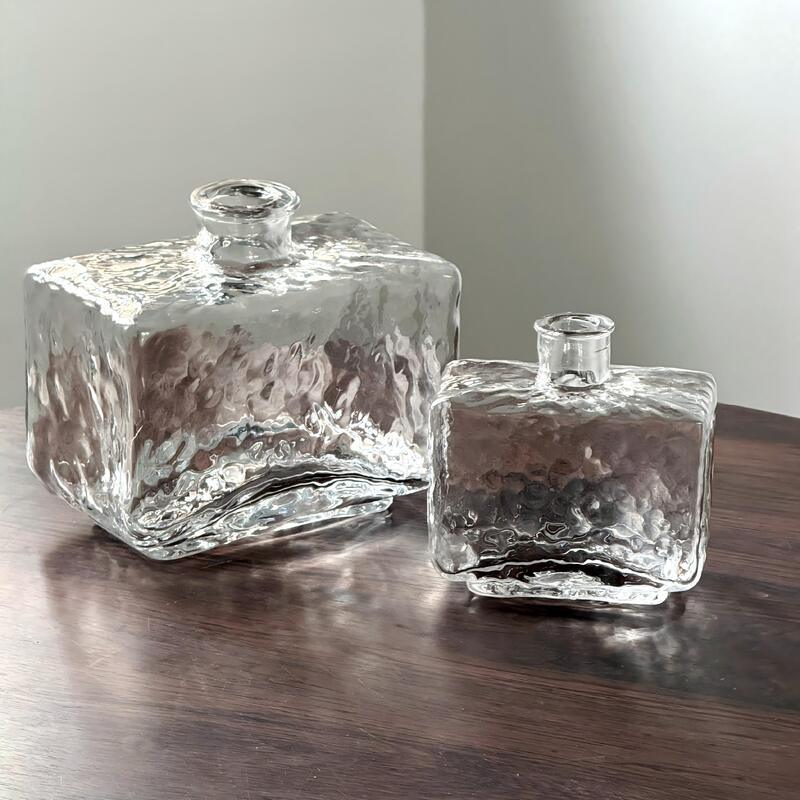 गुणवत्ता Rectangular Clear Hammered Glass Vase - Modern Minimalist Decorative Flower Vase for Table Centerpiece फैक्टरी