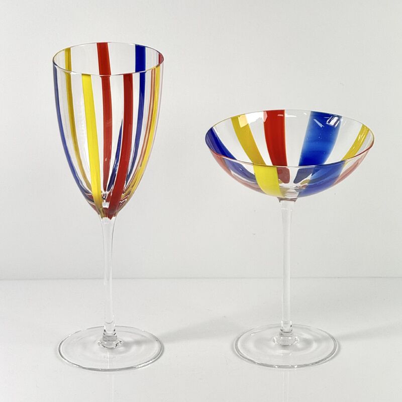 गुणवत्ता Hand Blown Art Glass Goblet & Coupe Glass Set, Vibrant Red Yellow Blue Vertical Cane Stripes Murano Style Stemmed Wine & Martini Glasses for Bar, Party & Gift कारखाना