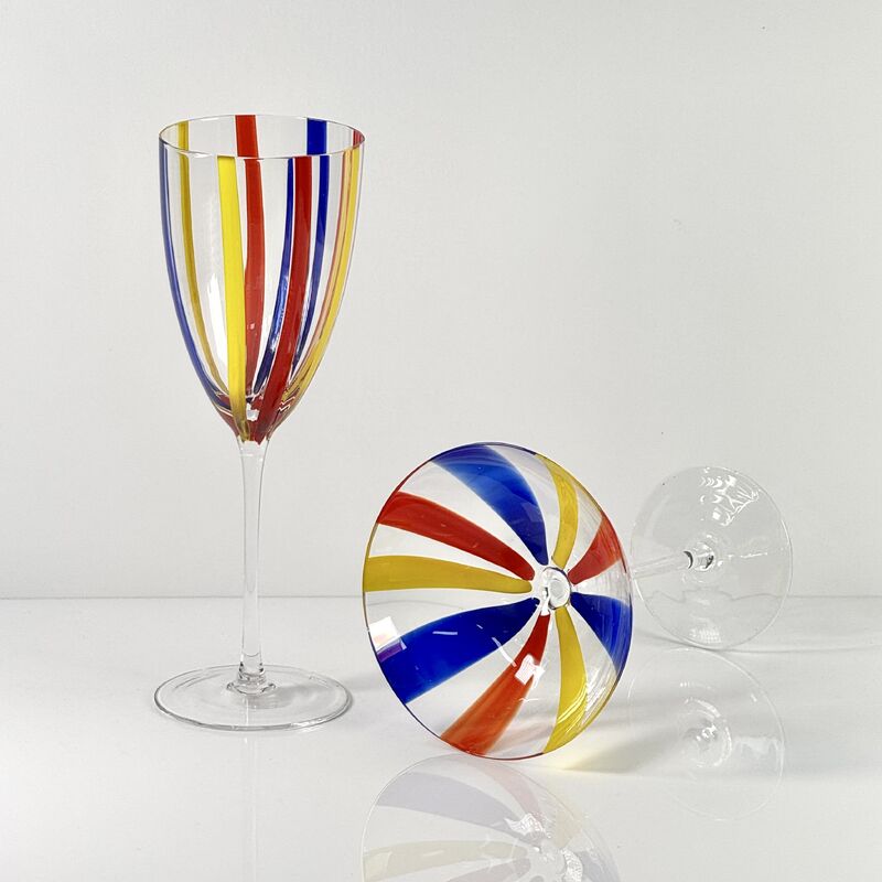 गुणवत्ता Hand Blown Art Glass Goblet & Coupe Glass Set, Vibrant Red Yellow Blue Vertical Cane Stripes Murano Style Stemmed Wine & Martini Glasses for Bar, Party & Gift कारखाना