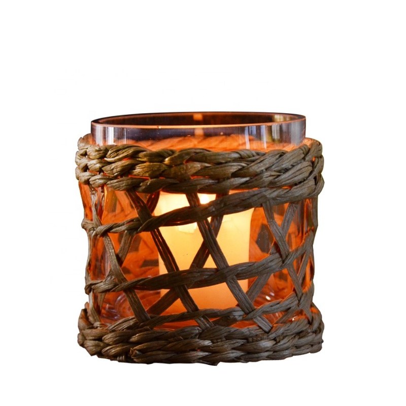 गुणवत्ता Round Creative Glass Candle Holders With Wicker Sleeve फैक्टरी