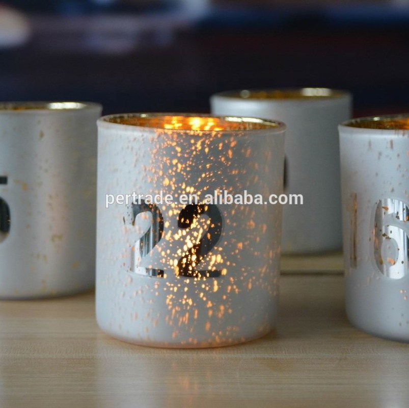 गुणवत्ता Electroplated Matte Glass Candle Holders With Morden Pattern फैक्टरी