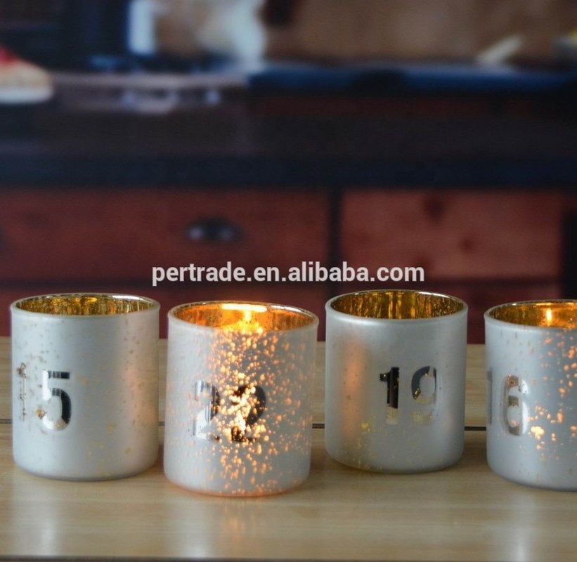 गुणवत्ता Electroplated Matte Glass Candle Holders With Morden Pattern फैक्टरी