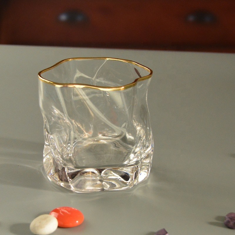 गुणवत्ता Irregular Handmade Whiskey Glass With Gold Rim फैक्टरी