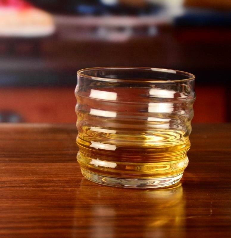 गुणवत्ता Anti Skidding Handmade Whiskey Glass With Wave Pattern फैक्टरी