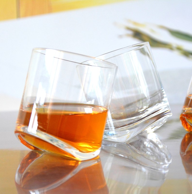 गुणवत्ता Lead Free Slanted Bottom Round Whiskey Tasting Glasses फैक्टरी