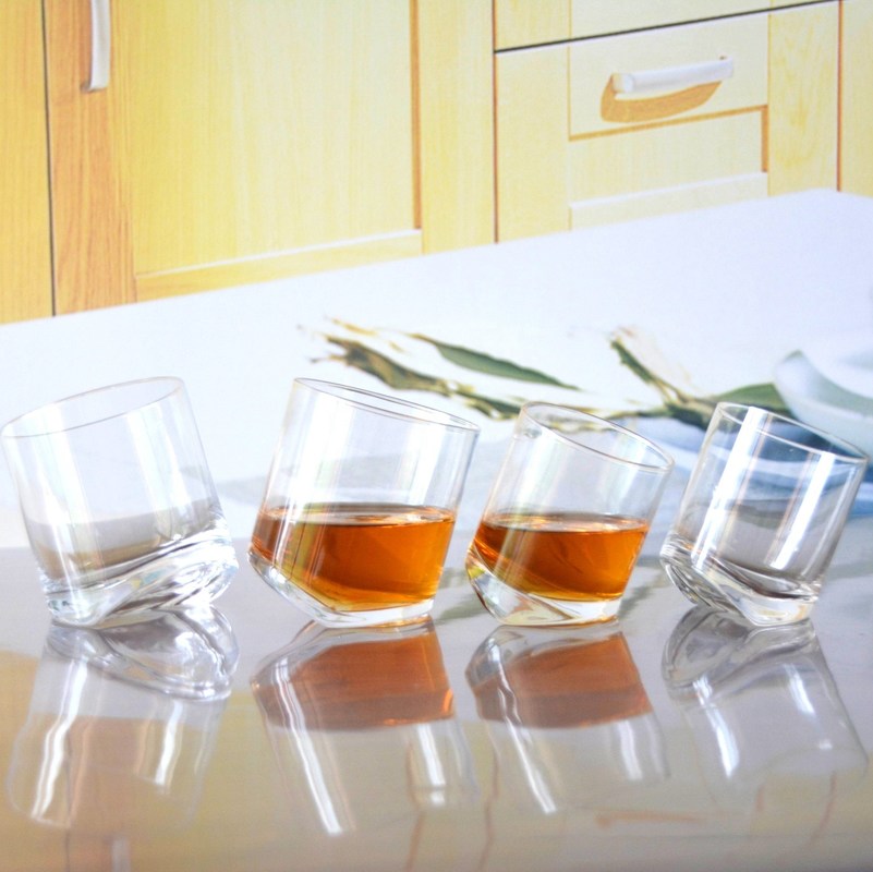 गुणवत्ता Lead Free Slanted Bottom Round Whiskey Tasting Glasses फैक्टरी