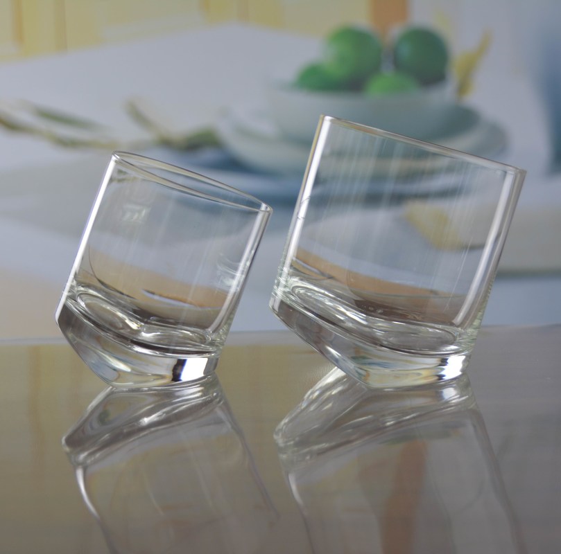 गुणवत्ता Lead Free Slanted Bottom Round Whiskey Tasting Glasses फैक्टरी