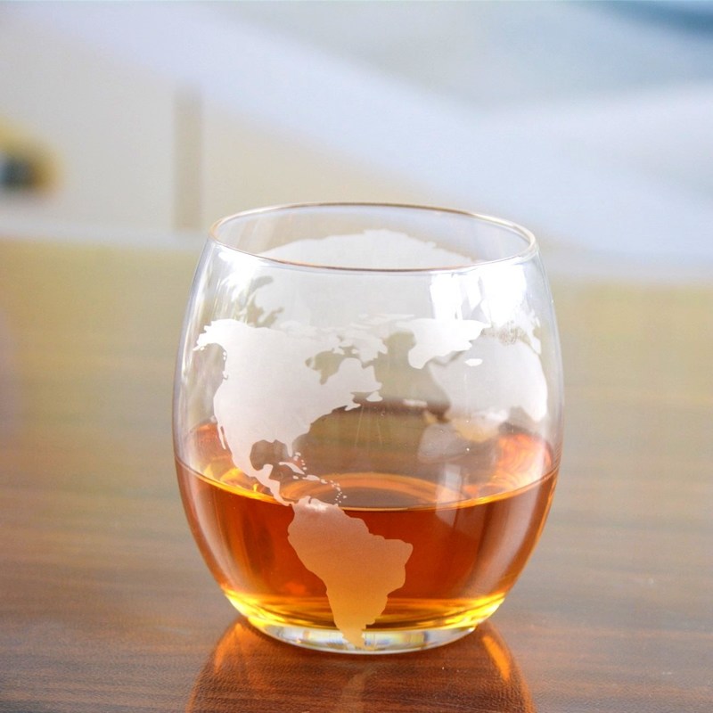 गुणवत्ता Globe Design Etched Handmade Whiskey Glass , Whiskey Tasting Glasses For Restaurant फैक्टरी