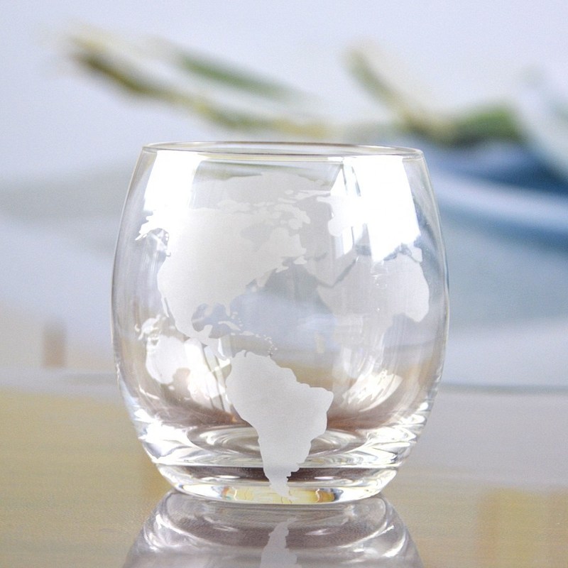 गुणवत्ता Globe Design Etched Handmade Whiskey Glass , Whiskey Tasting Glasses For Restaurant फैक्टरी