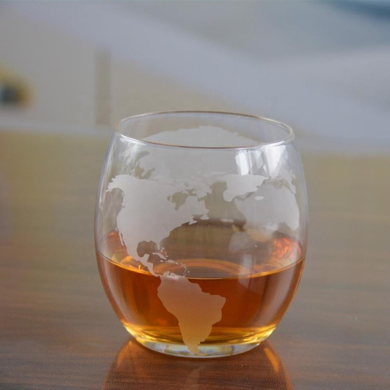 गुणवत्ता Globe Design Etched Handmade Whiskey Glass , Whiskey Tasting Glasses For Restaurant फैक्टरी