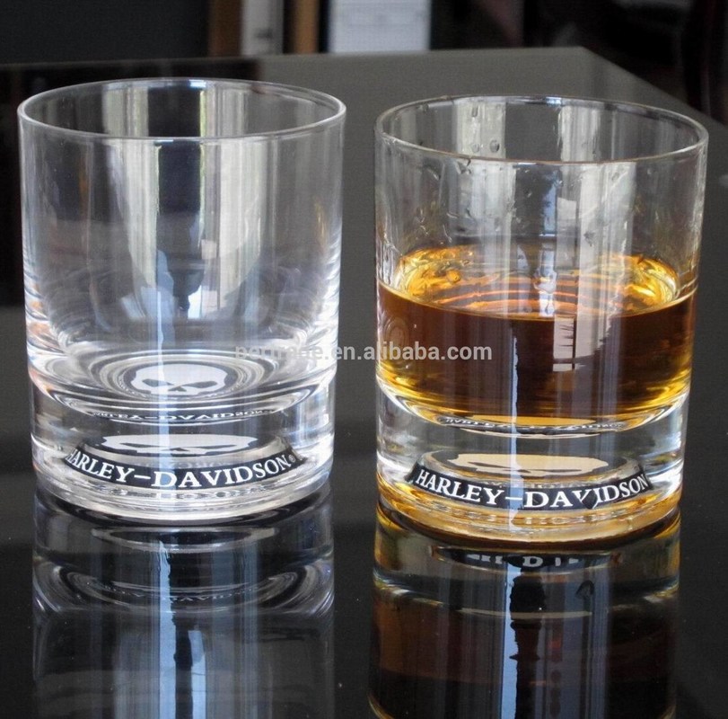 गुणवत्ता Logo Debossed Bottom Whiskey Tumbler Glass , Crystal Scotch Glasses For Brands Gift फैक्टरी