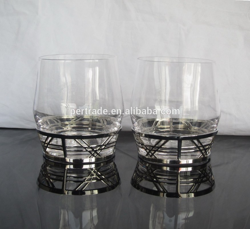 गुणवत्ता Retro Style Metal Base Rock Glass Handmade Whiskey Glass , Crystal Whisky Glasses फैक्टरी