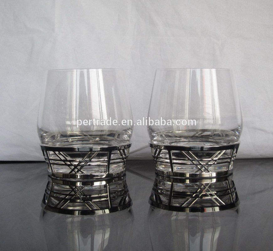 गुणवत्ता Retro Style Metal Base Rock Glass Handmade Whiskey Glass , Crystal Whisky Glasses फैक्टरी