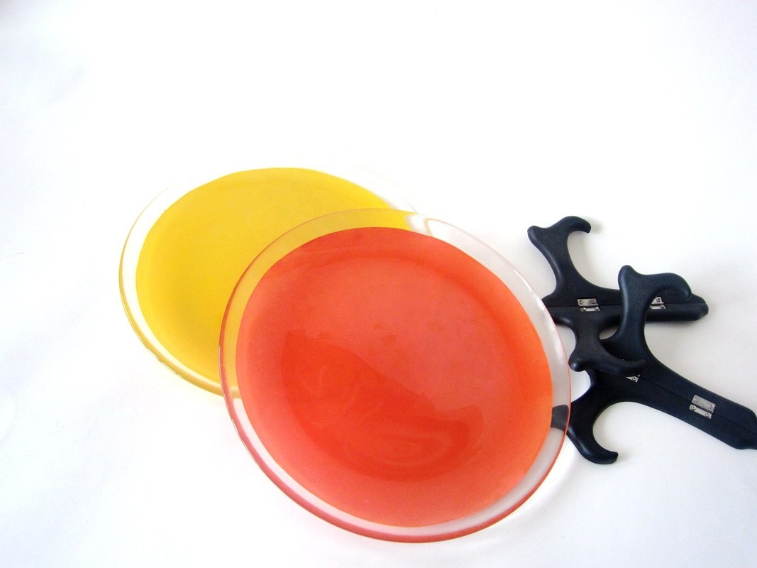 गुणवत्ता 10 Inch Transparent Edge Tinting Color Glass Charger Plates फैक्टरी