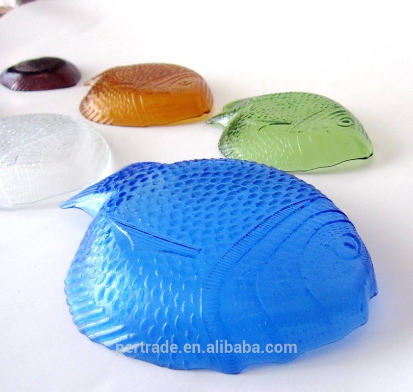 गुणवत्ता Fish Shaped Embossed Colorful Glass Charger Plates फैक्टरी