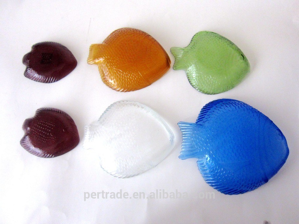 गुणवत्ता Fish Shaped Embossed Colorful Glass Charger Plates फैक्टरी