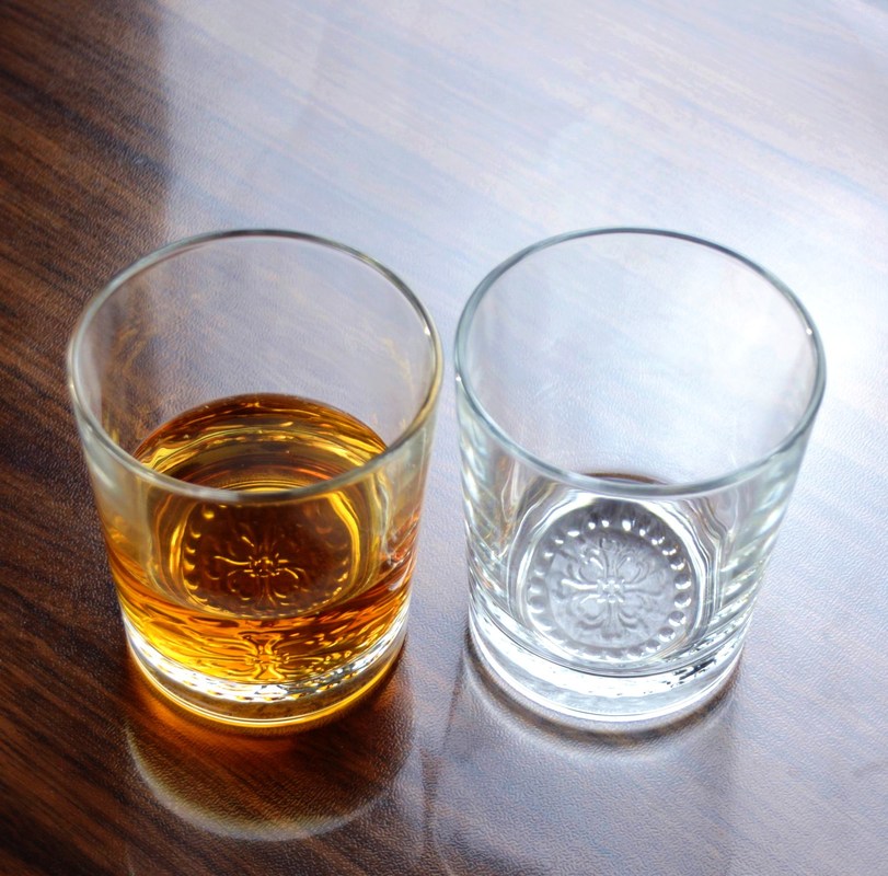 गुणवत्ता Wholesale Concise Tumbler Drinking Glasses Customized Embossed Flower Pattern Double Old Fashion Glass Cup फैक्टरी