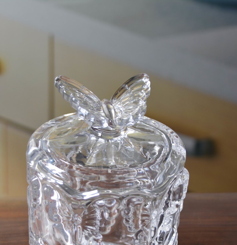 गुणवत्ता Butterfly Embossed Creative Crystal Glass Storage Jars फैक्टरी