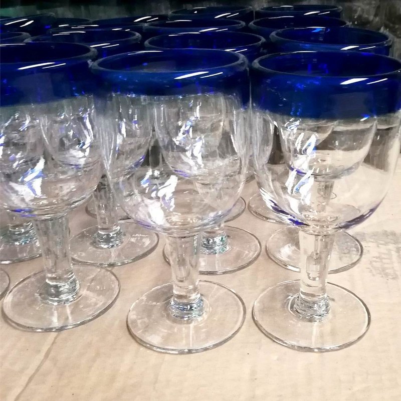 गुणवत्ता Blue Rim Mexican Drinking Glass Crystal Wine Glass , Red Glass Wine Glasses फैक्टरी