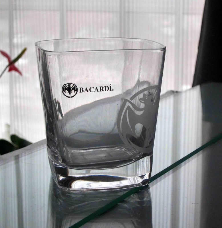 गुणवत्ता Customize Print Logo Bacardi Whiskey Tumbler Glass , Square Whiskey Glasses फैक्टरी