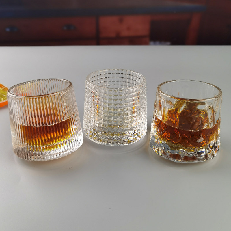 गुणवत्ता Lead Free  FDA Embossed Handmade Whiskey Glass Turning Bottom फैक्टरी