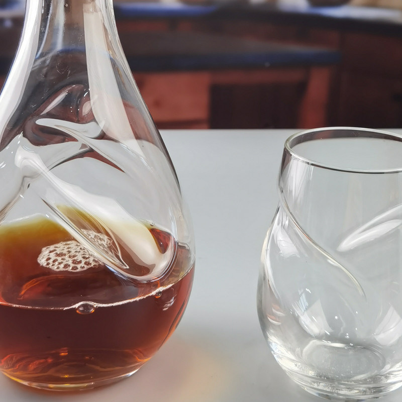 गुणवत्ता 750ml SGS Aerating Crystal Wine Decanter With Twisted Swirling Design फैक्टरी