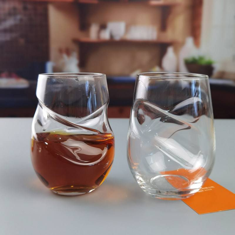 गुणवत्ता Twisted Swirling Crystal Red Wine Glasses 250ml Stemless फैक्टरी