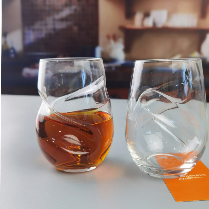 गुणवत्ता Twisted Swirling Crystal Red Wine Glasses 250ml Stemless फैक्टरी