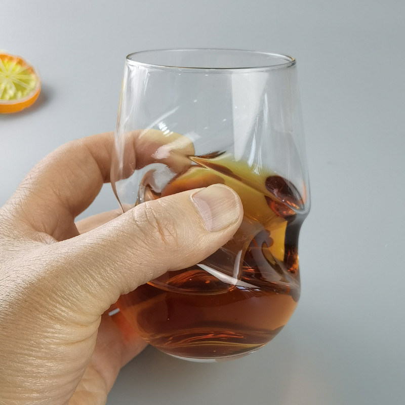 गुणवत्ता Twisted Swirling Crystal Red Wine Glasses 250ml Stemless फैक्टरी