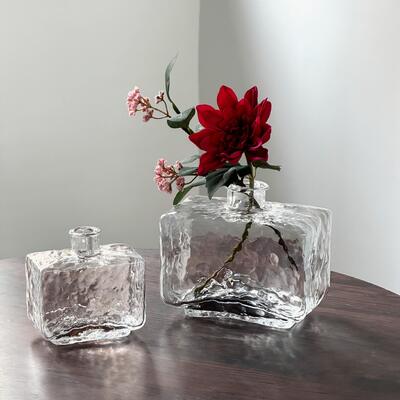 गुणवत्ता Rectangular Clear Hammered Glass Vase - Modern Minimalist Decorative Flower Vase for Table Centerpiece फैक्टरी