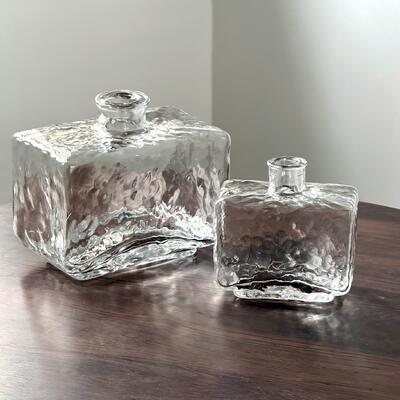 गुणवत्ता Rectangular Clear Hammered Glass Vase - Modern Minimalist Decorative Flower Vase for Table Centerpiece फैक्टरी