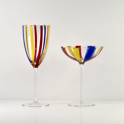 गुणवत्ता Hand Blown Art Glass Goblet & Coupe Glass Set, Vibrant Red Yellow Blue Vertical Cane Stripes Murano Style Stemmed Wine & Martini Glasses for Bar, Party & Gift कारखाना