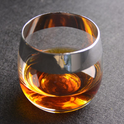 गुणवत्ता Round Handmade Whiskey Glass फैक्टरी