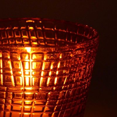 गुणवत्ता Embossed Linen Pattern Solid Amber Glass Tea Light Holders फैक्टरी