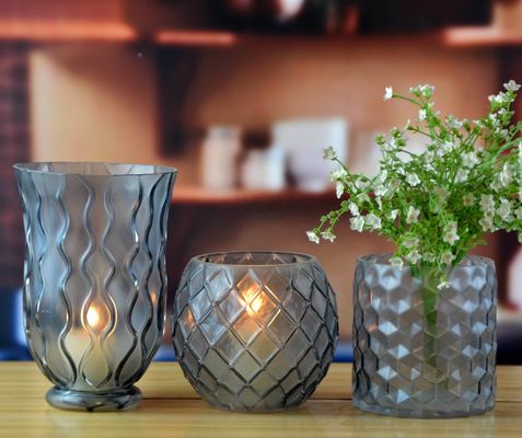गुणवत्ता 8" Grey Embossed Fence Pattern Glass Candle Holders फैक्टरी