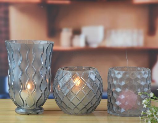 गुणवत्ता 8" Grey Embossed Fence Pattern Glass Candle Holders फैक्टरी