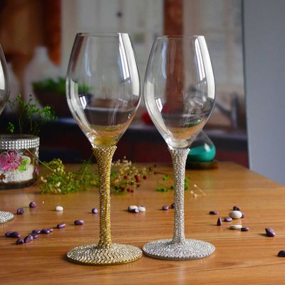 गुणवत्ता Diamonds Decorated Crystal Wine Glass As Anniversary Gift फैक्टरी