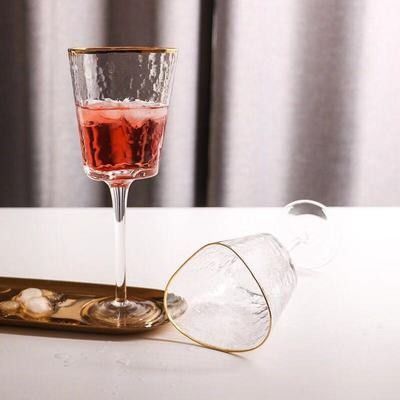 गुणवत्ता Hammer Texture Crystal Wine Glass In Triangle Shape फैक्टरी