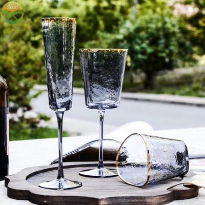 गुणवत्ता Hammer Texture Crystal Wine Glass In Triangle Shape फैक्टरी