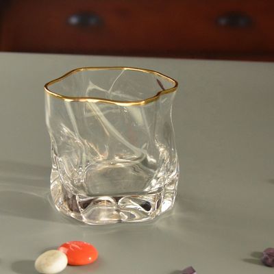 गुणवत्ता Irregular Handmade Whiskey Glass With Gold Rim फैक्टरी