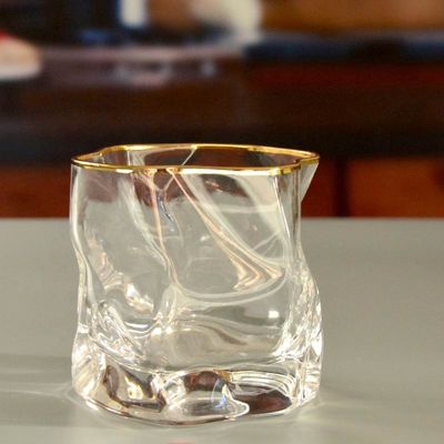 गुणवत्ता Irregular Handmade Whiskey Glass With Gold Rim फैक्टरी