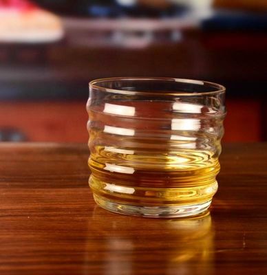 गुणवत्ता Anti Skidding Handmade Whiskey Glass With Wave Pattern फैक्टरी