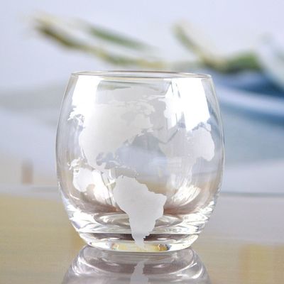 गुणवत्ता Globe Design Etched Handmade Whiskey Glass , Whiskey Tasting Glasses For Restaurant फैक्टरी