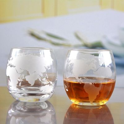 गुणवत्ता Globe Design Etched Handmade Whiskey Glass , Whiskey Tasting Glasses For Restaurant फैक्टरी