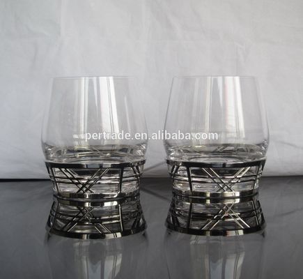 गुणवत्ता Retro Style Metal Base Rock Glass Handmade Whiskey Glass , Crystal Whisky Glasses फैक्टरी